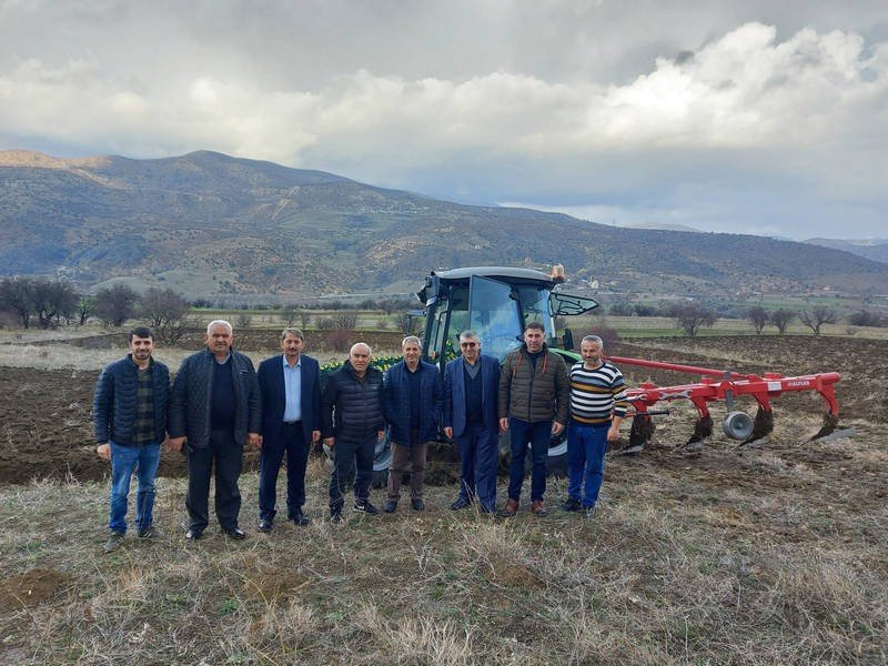 Genetik yapısı değişmeyen tek buğday türü olan "siyez buğdayı" toprakla buluşuyor