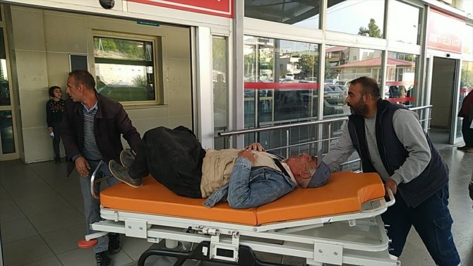 Fidan dikim işçilerini taşıyan iki römorklu traktör devrildi, 35 işçi yaralandı