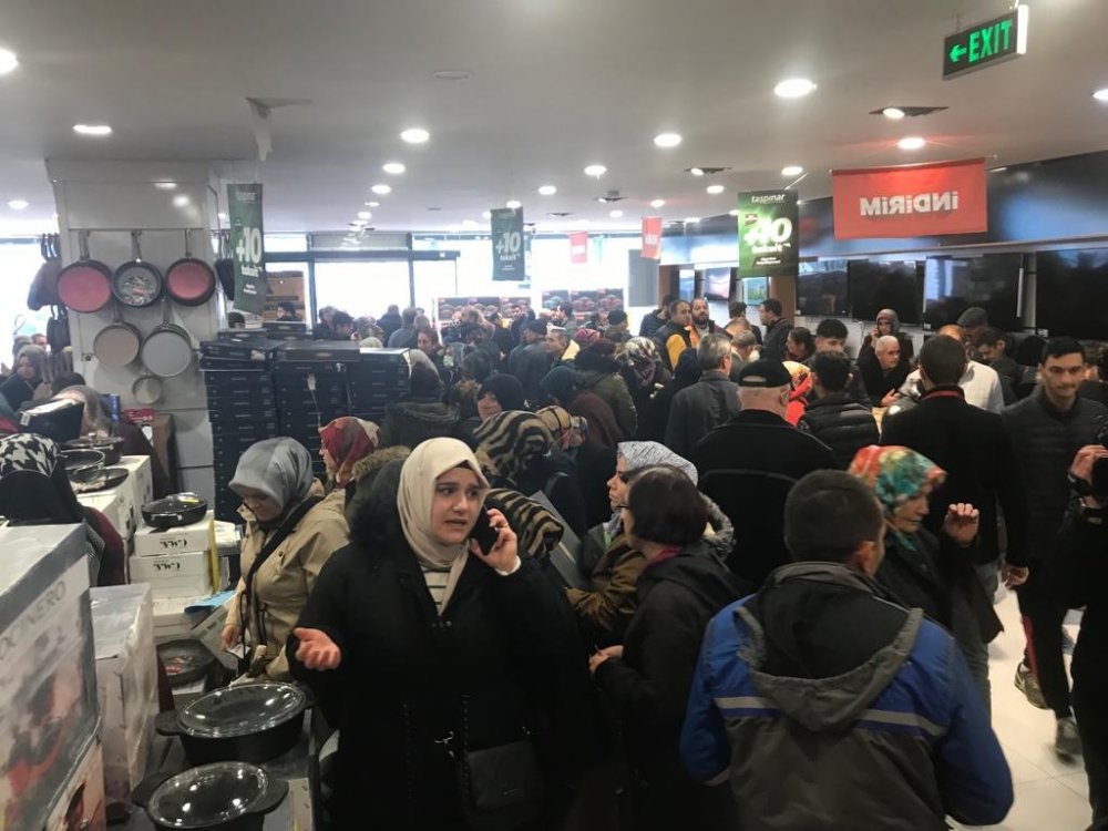 Yüzde 50 indirim yapan mağazada izdiham, birbirlerini ısırdılar