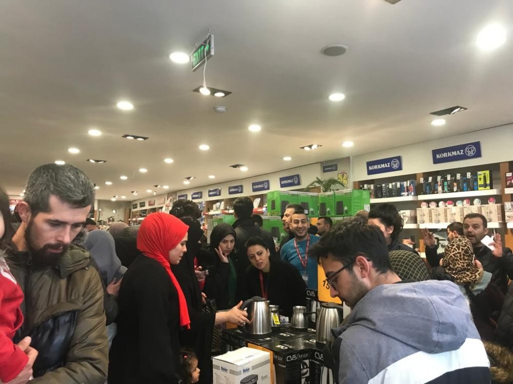 Yüzde 50 indirim yapan mağazada izdiham, birbirlerini ısırdılar