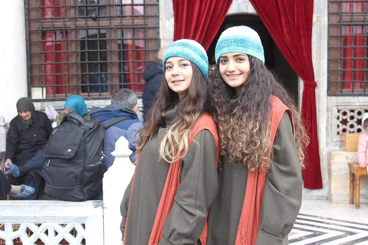 zahra-gomari-azra-gomari.jpg