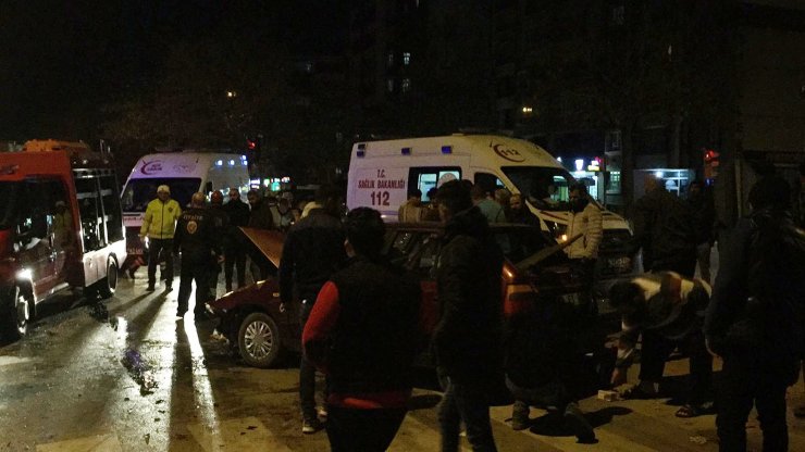 Konya'da ambulans ile otomobil çarpıştı! 1'i bebek 7 kişi...