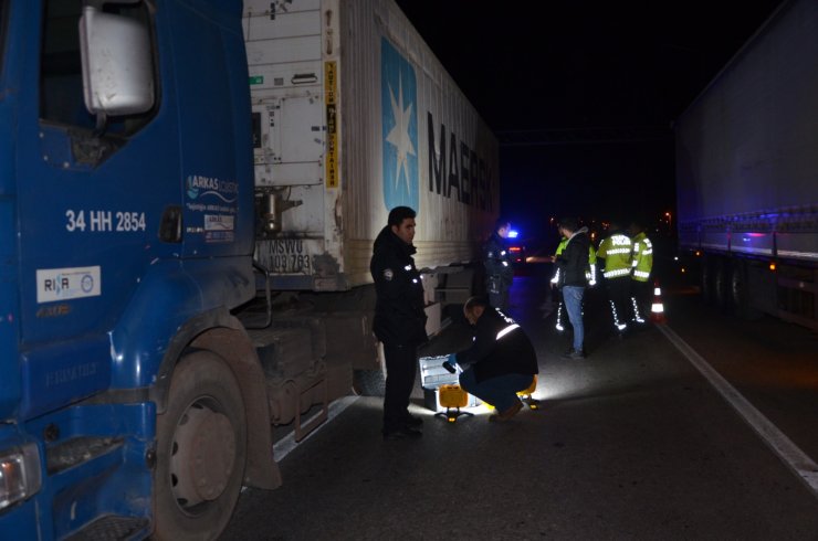 Konya'da tırın patlayan lastiğini kontrol eden sürücüye çarpıp kaçtı