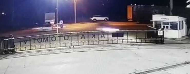 Duvara çarpıp takla atan otomobil 2 kişiye mezar oldu, kaza anı kamerada