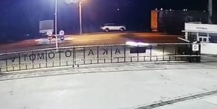 Duvara çarpıp takla atan otomobil 2 kişiye mezar oldu, kaza anı kamerada