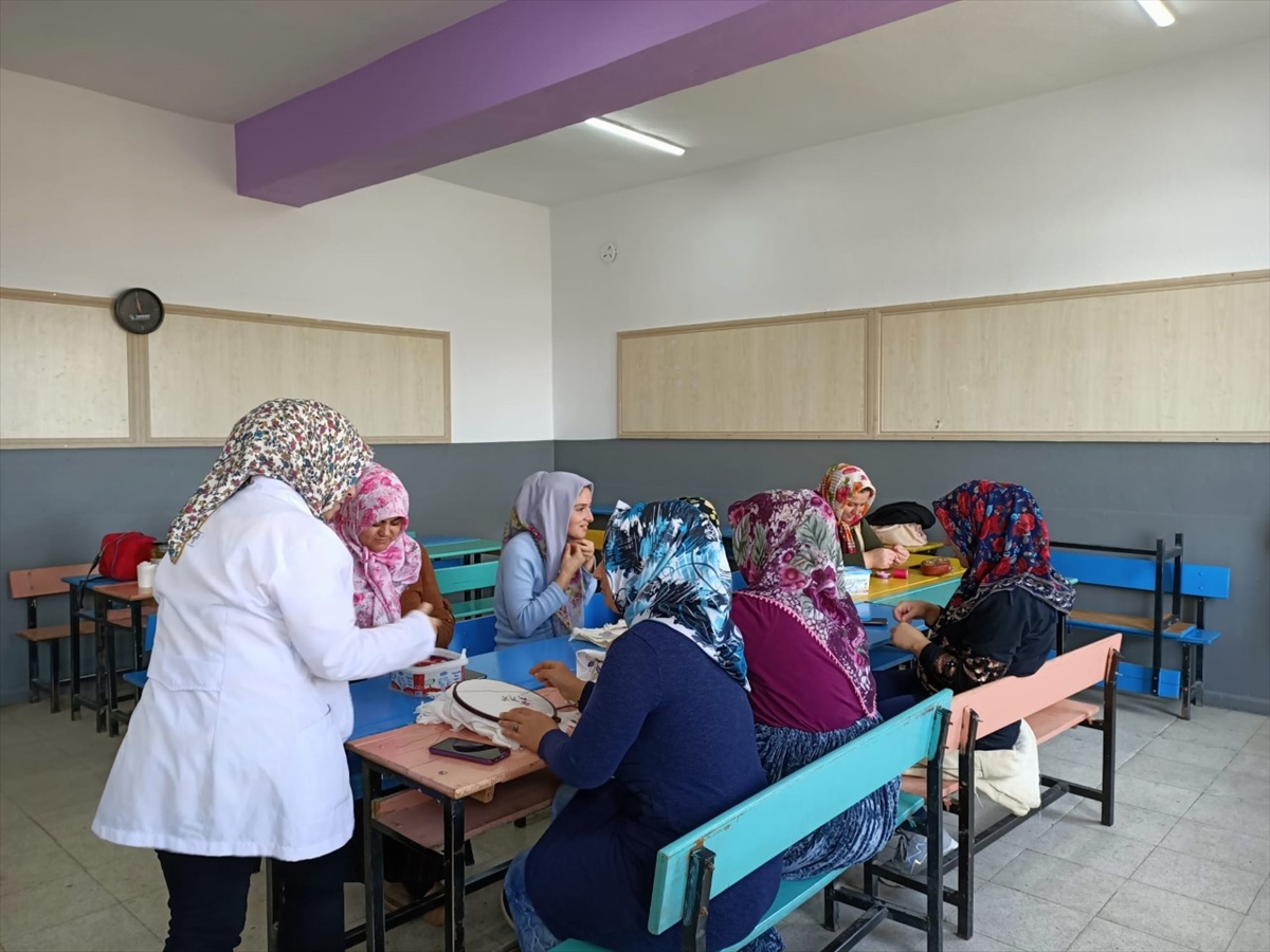 kadinhaninda-halk-egitim-merkezinde-yapilan-el-sanatlari-urunleri-ilgi-goruyor-1.jpg