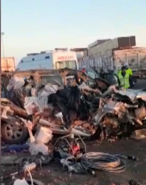 Konya'da feci kaza! Hafif ticari araç, TIR'a arkadan çarptı: 1 ölü, 1 yaralı