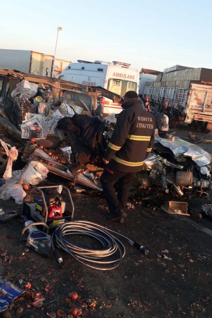 Konya'da feci kaza! Hafif ticari araç, TIR'a arkadan çarptı: 1 ölü, 1 yaralı