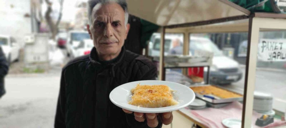 40 yıldır aynı yerde seyyar tezgah açıyor