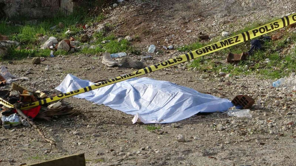 Boş arazide 30-35 yaşlarında kimliği belirsiz kadın cesedi bulundu