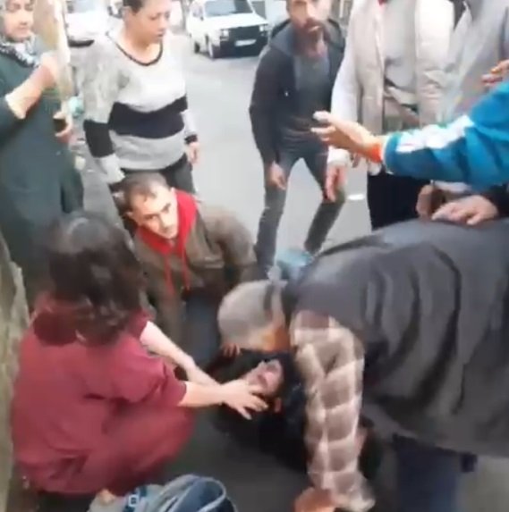 Ölen dedesinin evine giren hırsızlık şüphelisini mahalleliyle yakalayıp darbetti