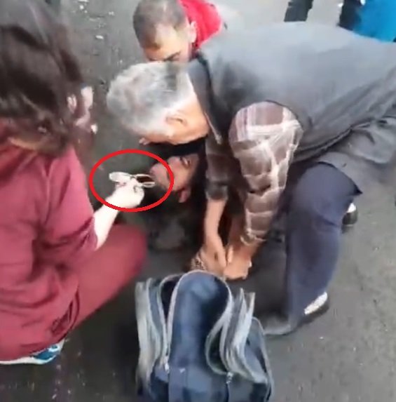 Ölen dedesinin evine giren hırsızlık şüphelisini mahalleliyle yakalayıp darbetti