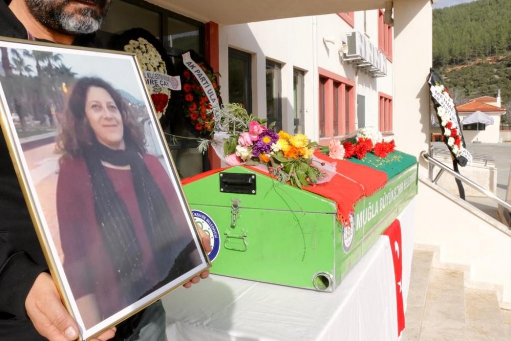 Otobüsün altında can veren okul müdürü için tören düzenlendi