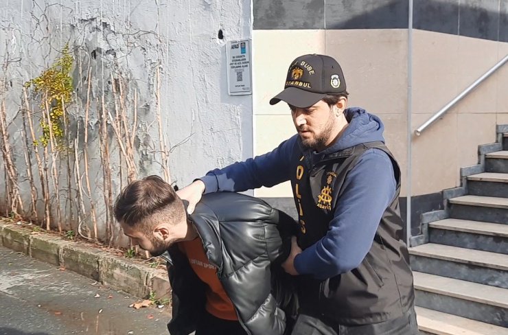 Telefondaki sesin polis olduğuna inanıp 4,5 milyon liralık altınını verdi