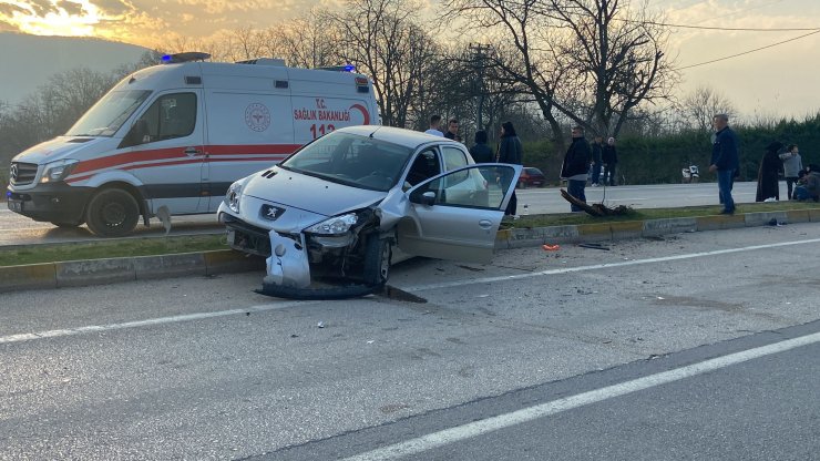 4 kişinin bindiği çalıntı elektrikli bisiklete otomobil çarptı