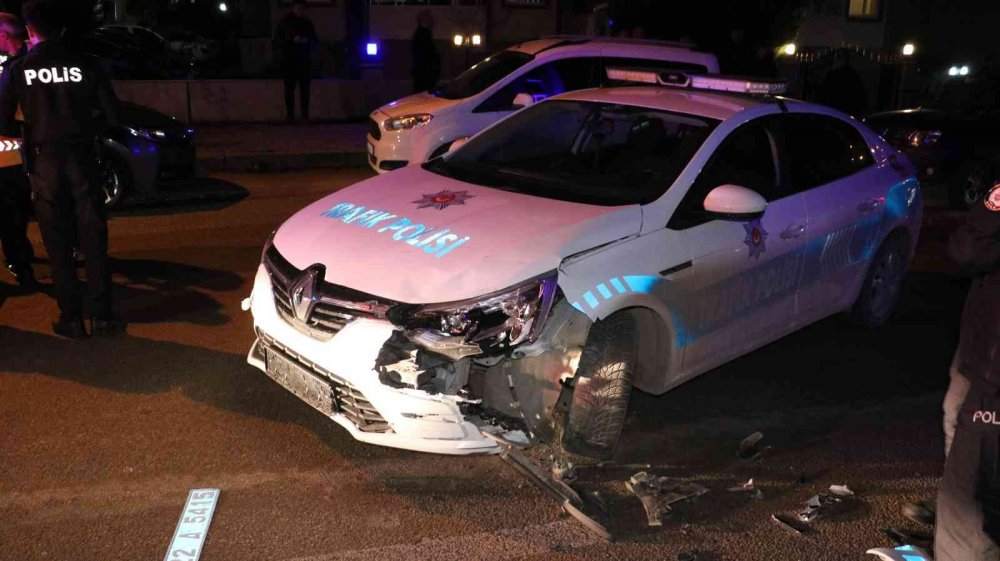 ’Dur’ ihtarına uymadı! Polis aracına çarpınca yakalandı
