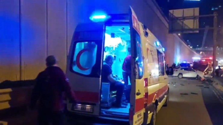 Otomobil bariyere ok gibi saplandı!