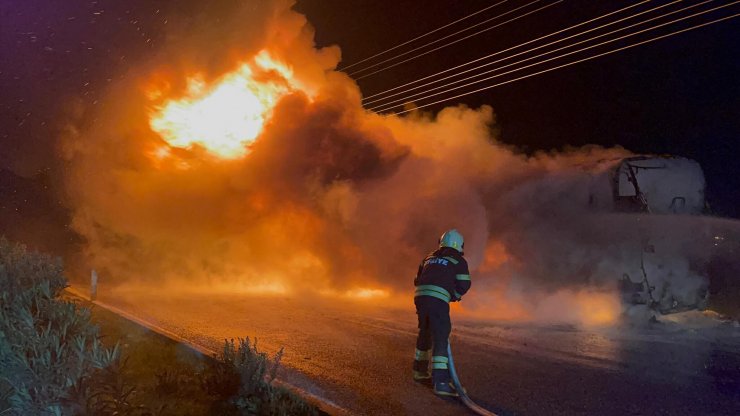Seyir halindeki yolcu otobüsü alev alev yandı