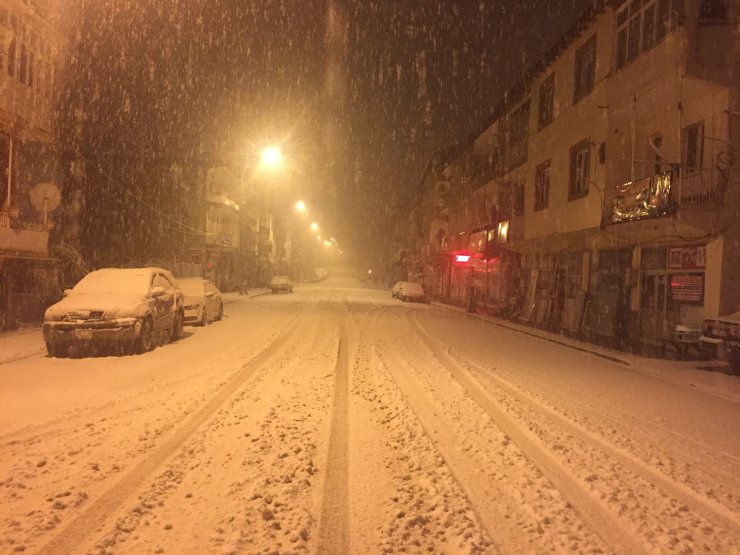 Adana'nın 2 ilçesinde eğitime 'kar' engeli