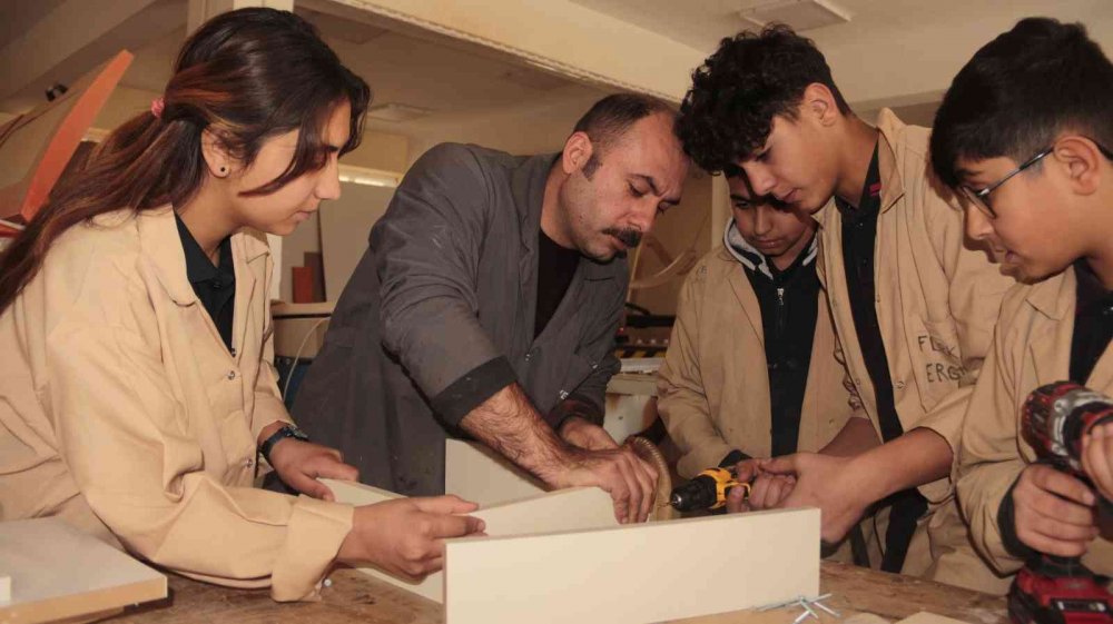 Fabrika gibi okul! Cirosu kıskandırıyor