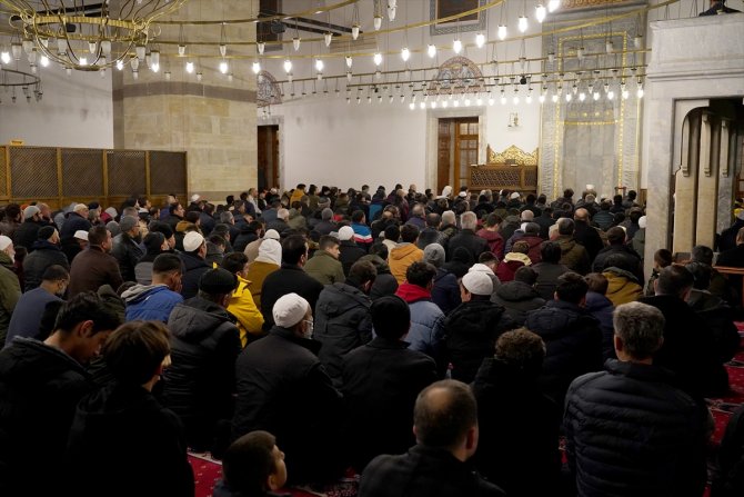 Konya'da baba-oğulları sabah namazında saf tuttu