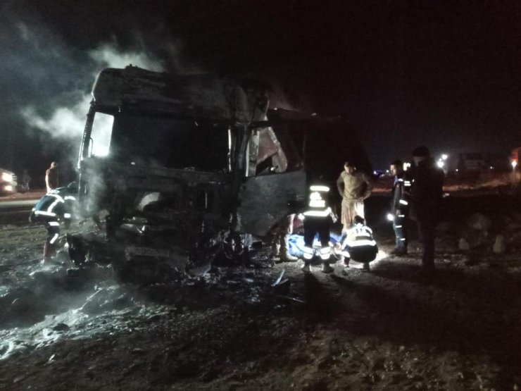 Önce minibüse çarptı sonra şarampole devrildi! Yanan TIR’ın sürücüsü öldü