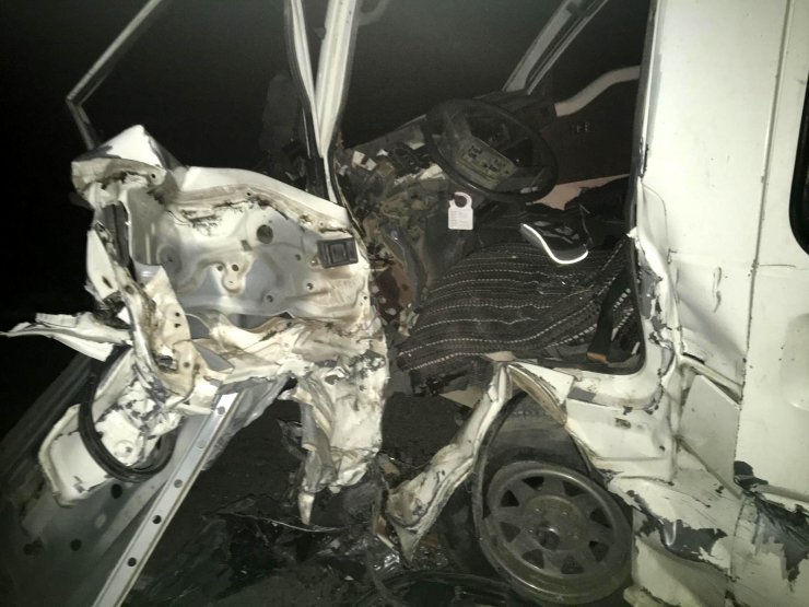 Otomobil ile minibüs çarpıştı; 2 ölü, 5 yaralı