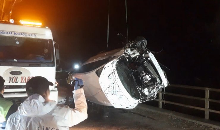 Hafif ticari araç dereye uçtu, sürücü hayatını kaybetti