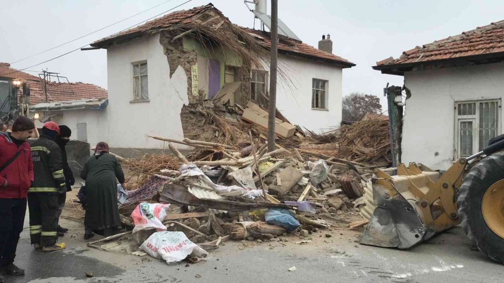 Konya’da faciadan dönüldü! Hasarlı ev çöktü