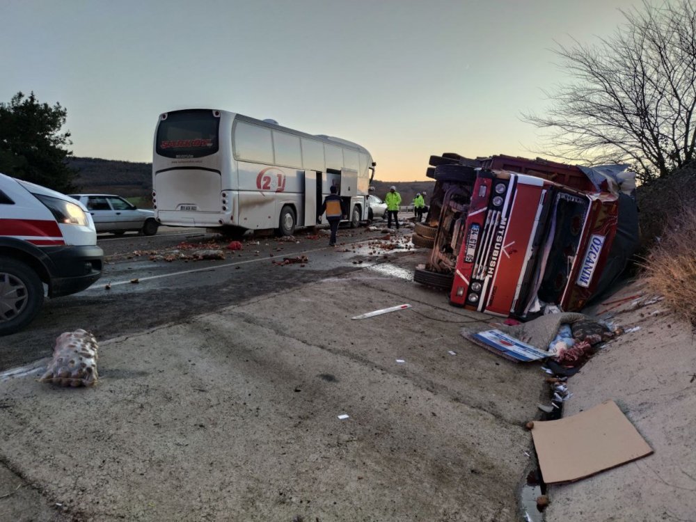 Tekirdağ’da kamyon ile otobüs çarpıştı: 1 ölü, 2 yaralı