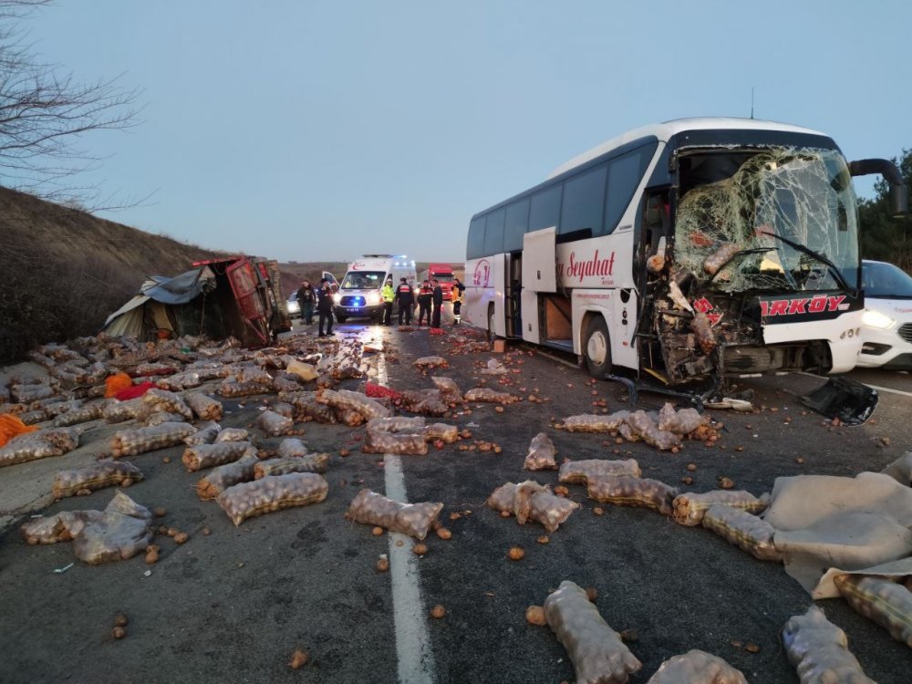 Tekirdağ’da kamyon ile otobüs çarpıştı: 1 ölü, 2 yaralı