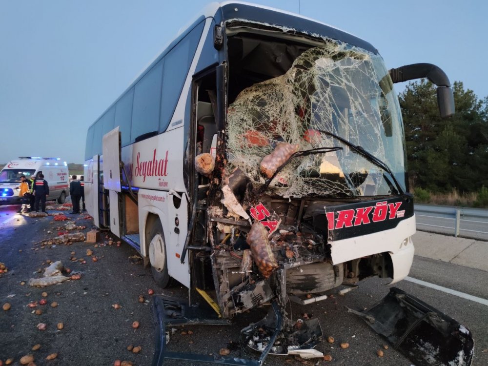 Tekirdağ’da kamyon ile otobüs çarpıştı: 1 ölü, 2 yaralı