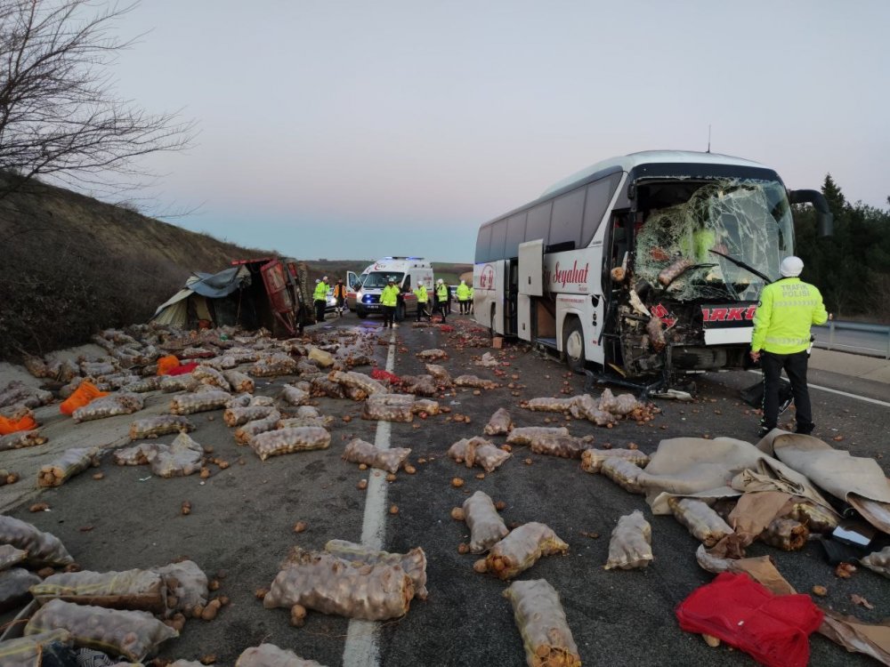 Tekirdağ’da kamyon ile otobüs çarpıştı: 1 ölü, 2 yaralı