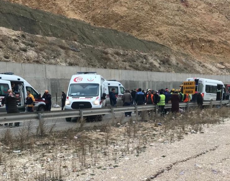 Devrilen kamyon, yolcu minibüsüne çarptı: 1 ölü, 8 yaralı