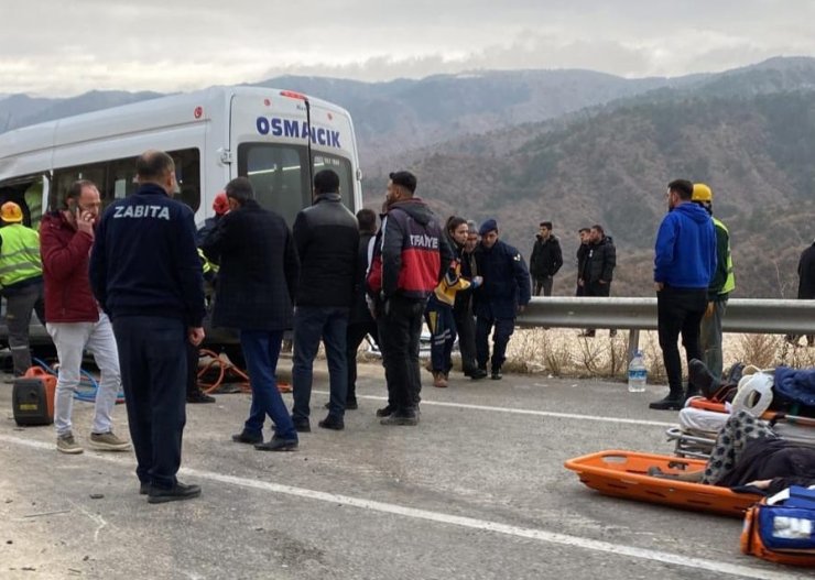Devrilen kamyon, yolcu minibüsüne çarptı: 1 ölü, 8 yaralı