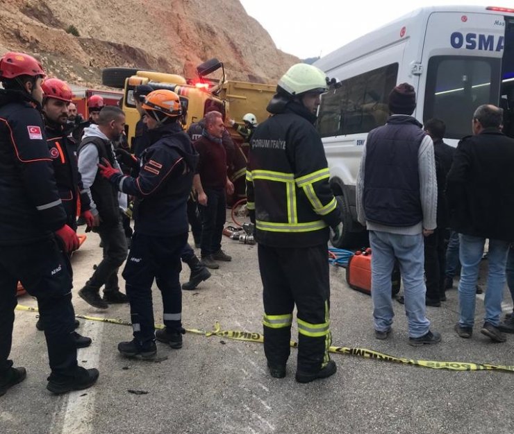 Devrilen kamyon, yolcu minibüsüne çarptı: 1 ölü, 8 yaralı