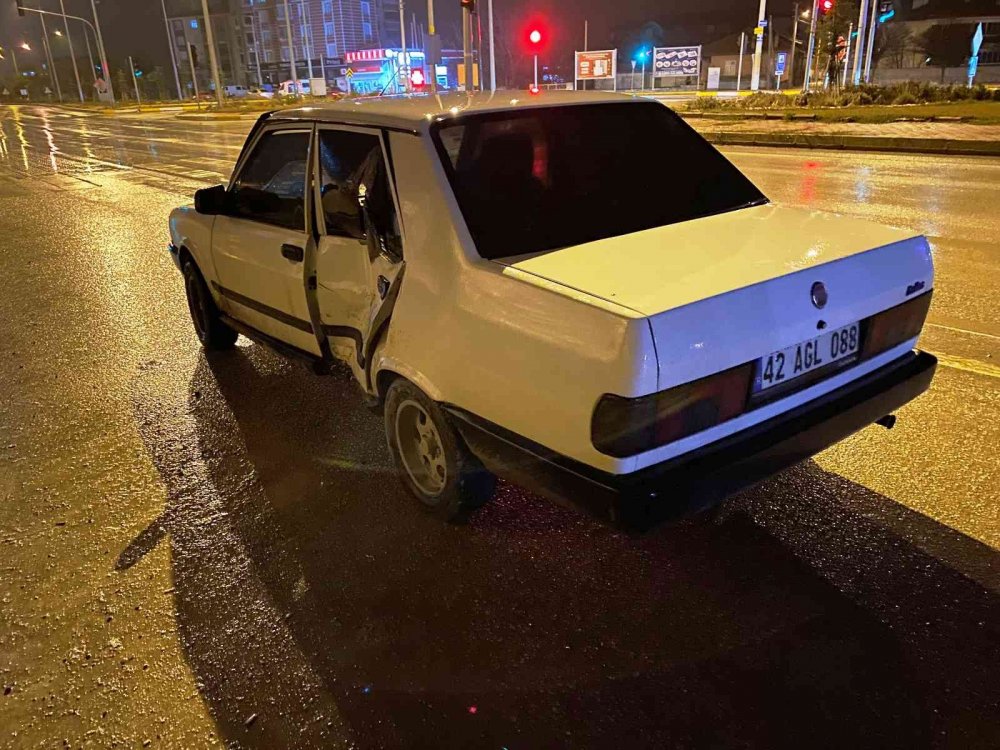 Konya'da otomobil ile pikap çarpıştı