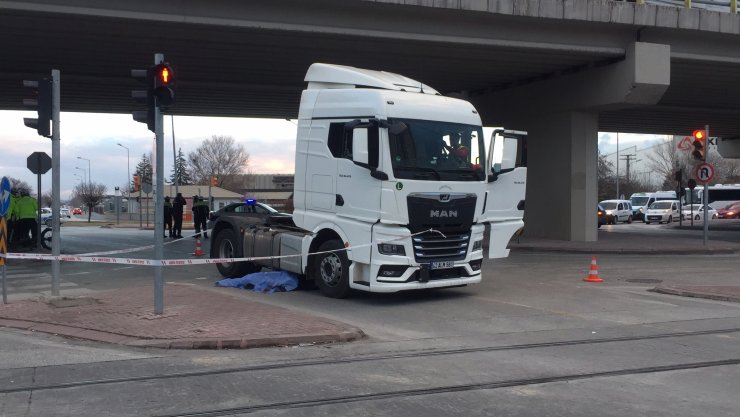 Konya'da TIR'ın çarptığı motosikletin sürücüsü olay yerinde can verdi