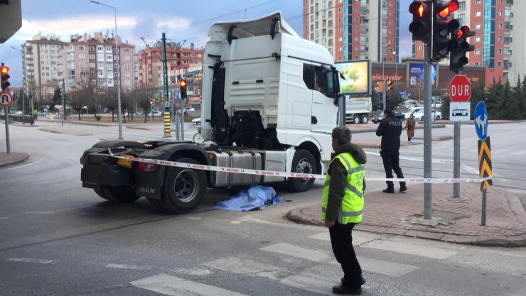 Konya'da TIR'ın çarptığı motosikletin sürücüsü olay yerinde can verdi