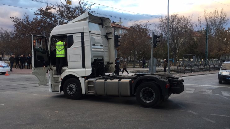 Konya'da TIR'ın çarptığı motosikletin sürücüsü olay yerinde can verdi