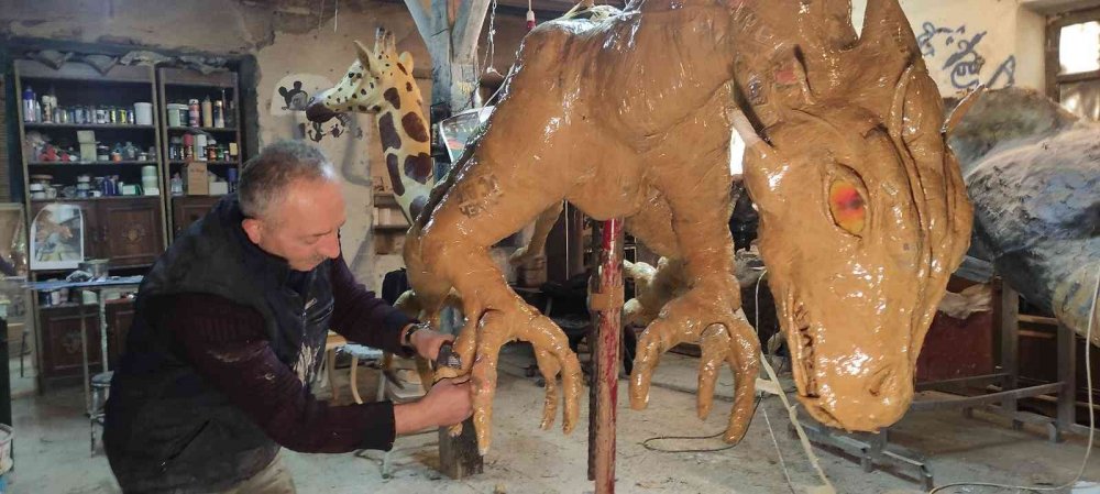60 gün sürdü, 100 kilo hurdan dev ejderha yaptı