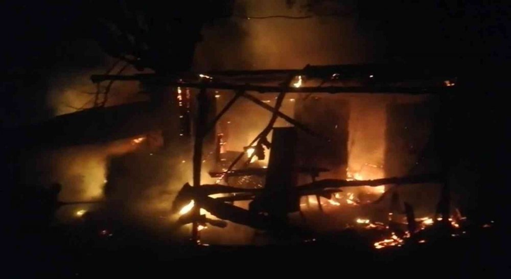 Ahır alev alev yandı: 30 tavuk telef oldu