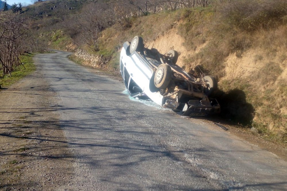 Freni boşalan otomobil ters döndü