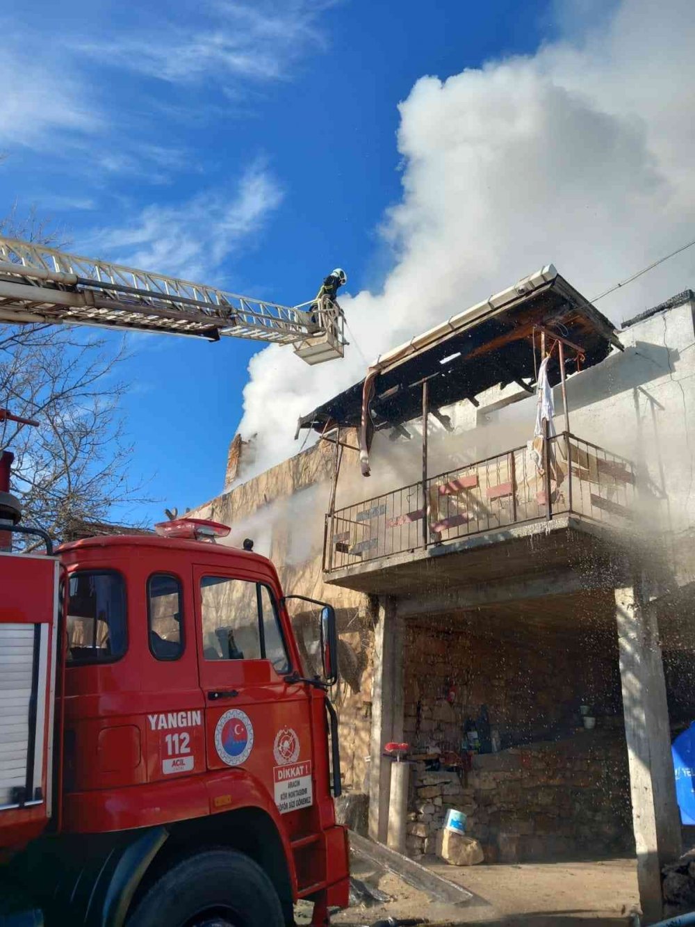 İki katlı ev yangında kül oldu
