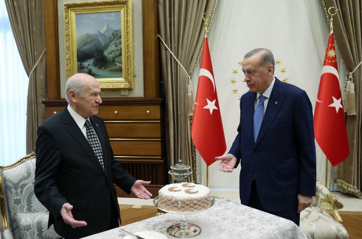 Cumhurbaşkanı Erdoğan'den Bahçeli'ye 3 hilalli pasta