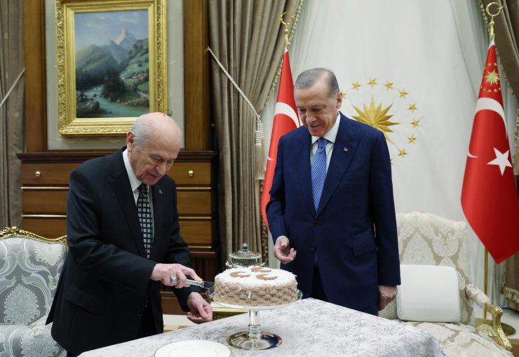 Cumhurbaşkanı Erdoğan'den Bahçeli'ye 3 hilalli pasta