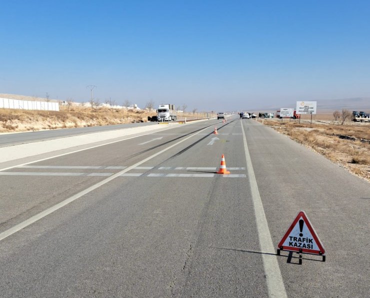 Konya'da geçiş önceliğine uymayan otomobil TIR'a çarptı: 2 ölü