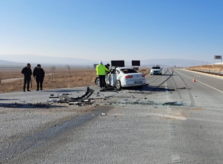 Konya'da geçiş önceliğine uymayan otomobil TIR'a çarptı: 2 ölü