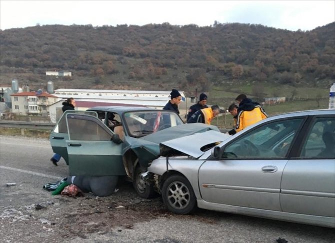 Sis nedeniyle iki otomobil çarpıştı, 1 kişi yaşamını yitirdi