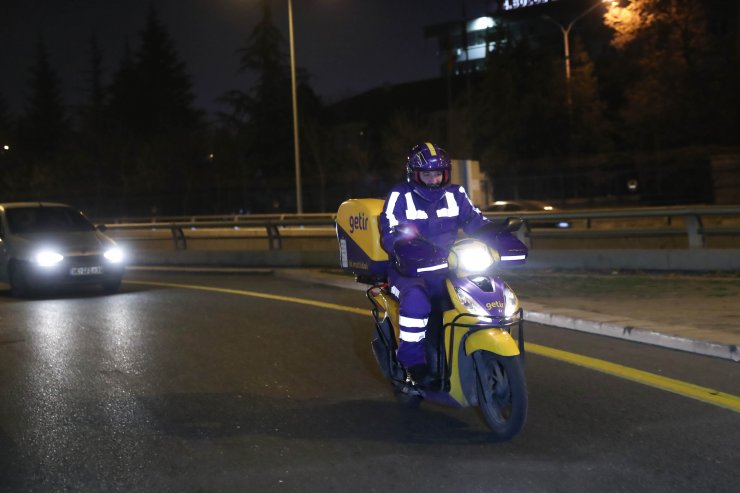Bakan Varank, yeni yıla 'motokurye' olarak girdi; sipariş götürdü
